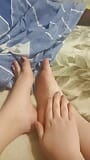 Muy hermosas piernas y dedos de los pies snapshot 7