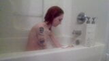 MILF se rase dans le bain snapshot 9