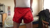 rote shorts und geiler silberstring snapshot 1