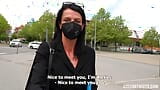 Rues tchèques - une MILF se tape un vibromasseur en public snapshot 1