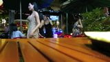 Ladyboy cartun w barze przy ulicy Bangkoku snapshot 6