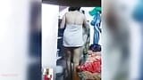 Une fille telugu sexy portant une serviette montre son corps à son demi-frère dans la salle de bain snapshot 17