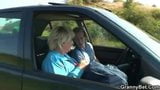 Une mamie se fait baiser dans la voiture snapshot 2