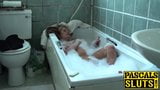 MILF blonde Kaz memancut mani buat kali pertama snapshot 2