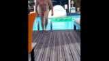 Desnuda en la piscina snapshot 5