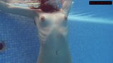 Brunette babe Mia Ferrari met grote tieten zwemt in het zwembad snapshot 12