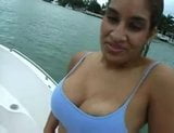 Jugoso culo latina en barco snapshot 18