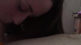 Une petite amie mignonne suce une bite en POV snapshot 9