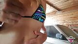 Nippleringlover - eine geile MILF steckt im Freien Oliven in extrem gedehnte gepiercte Nippel ein snapshot 11