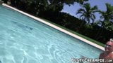 Grote borsten hottie Kali Kavalli pik zuigen bij het zwembad snapshot 2