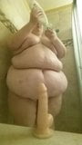 SSBBW baise un gode sous la douche snapshot 1