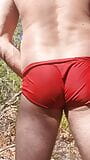 Bush marche se branle dans des speedos snapshot 7