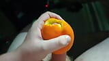 Sinaasappelsap maken met mijn pik snapshot 13