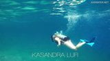 Kasanadra Lufi masturba su chocho caliente en el mar snapshot 3