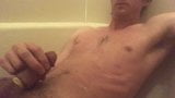 Twink pis en klaarkomt onder de douche snapshot 8