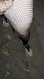 Nachtelijk wandelen in een panty dichtbij de weg tienerjongen flasht geen broek snapshot 4