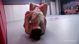 London river vs agatha delizioso in un violento wrestling lesbico snapshot 6