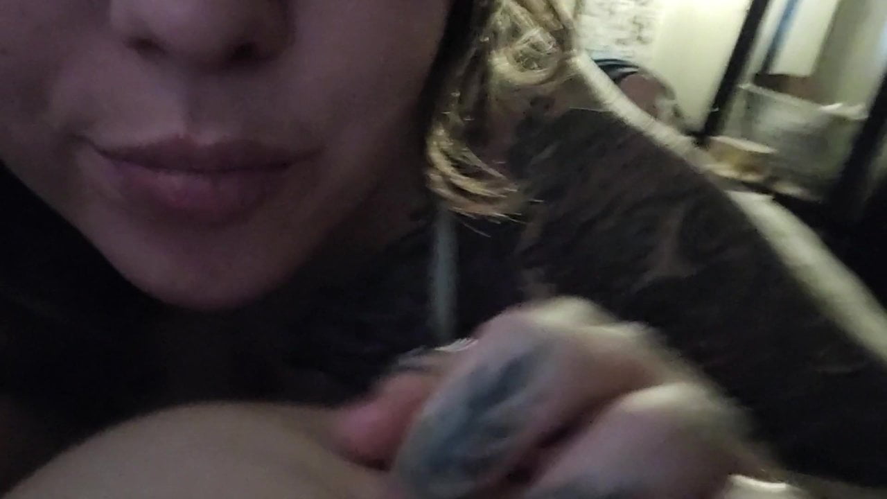 Babe gives hott rimjob