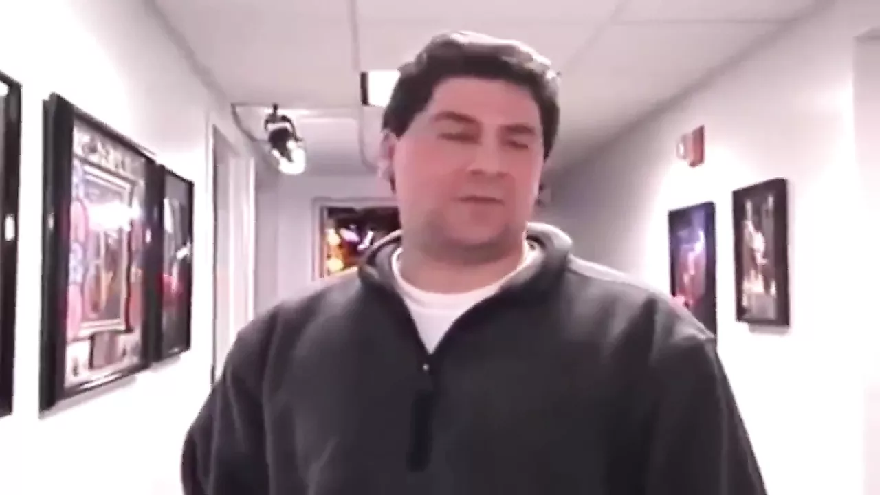 Stump the booey -guy失去了游戏,所以他的妹妹不得不脱光衣服