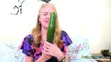 Europemature-Solo mit klassischem Gurken-Sextoy snapshot 2