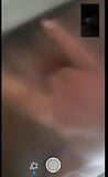 Latynoska palcami swoją cipkę podczas rozmowy przez posłańca snapshot 3