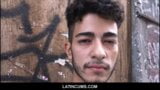 Un garçon latino sexy baise avec un producteur de film pour de l'argent, POV snapshot 4