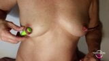 Nippleringlover, geile MILF steckt große Objekte in extrem gedehnte Nippelpiercings ein snapshot 4