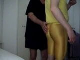 Viene ritoccato e annusato il culo in lycra spandex giallo snapshot 3