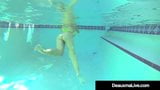 Procace cougar Deauxma fa galleggiare le sue enormi tette rotonde a bordo piscina! snapshot 13