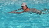 Взрослая женщина купается в бассейне обнаженной snapshot 7