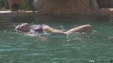 Trans atletica in bikini allarga il suo dolce culo per mio marito snapshot 2