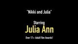 Julia Ann la MILF primée baise avec Nicki Hunter! snapshot 1