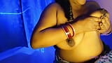 Chica india sensual caliente cumple su deseo sexual abriendo su ropa, acariciando sus tetas y secándose las tetas snapshot 12