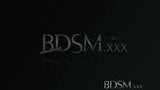 BDSM xxx Teen Sub-Mädchen unschuldiges Gesicht tropft mit heißen Meistern snapshot 1