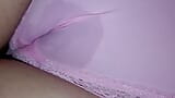 Meludahi dan menggosok celana dalam merah muda dan memeknya yang manis snapshot 11