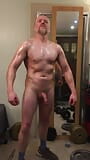 Verbal musculoso papi culturista hace ejercicio, flexiona grandes biceps, aceita y se corre snapshot 20