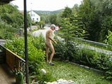 Desnudo en mi jardin snapshot 4