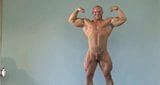 Bodybuilder posiert mit einer Latte snapshot 2