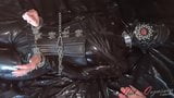 Sklavin Slut-Orgasma Celeste gefesselt in Latex und Leather snapshot 12