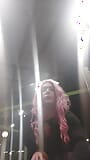 Tranny assis sur la gare en collants la nuit et attendant le train snapshot 5