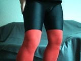 schwarze Radler und rote Strumpfhose snapshot 8