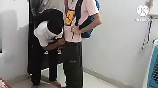 Hai sinh viên đại học vui vẻ đồng tính trong thư viện trường học ...