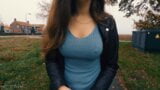 Boobwalk: giacca di pelle, maglione blu, jeans, catturato snapshot 12