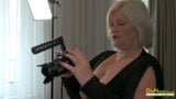 Zwanziger Jahre Fotoshooting wird lesbisch mit MILF-Fotograf snapshot 1