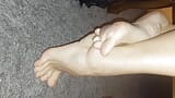 Selena's voeten poseren en footjob snapshot 10