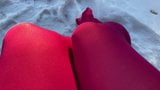Transvestit in rosa Strumpfhosen, der Spaß im Schnee hat snapshot 1