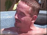 黑发荡妇在游泳池里给壮男的鸡巴吹箫，湿润的阴户 snapshot 4