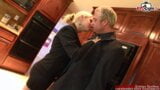 Blonde secretaresse met grote borsten verleidt haar baas voor een neukpartij snapshot 3