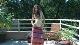 Gadis hippie berbulu coklat berambut panjang hooping snapshot 2