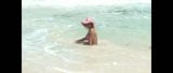 Karla Carrillo de chapéu rosa na praia snapshot 9